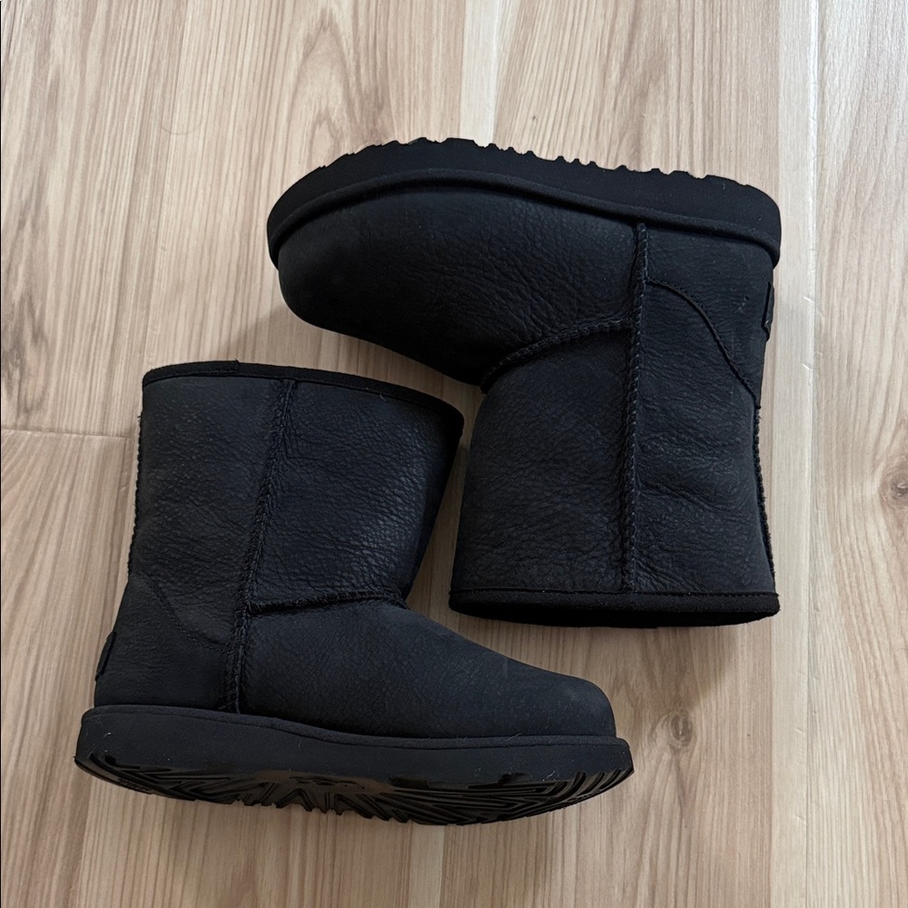 Ugg Classic II Weather Short For Kid